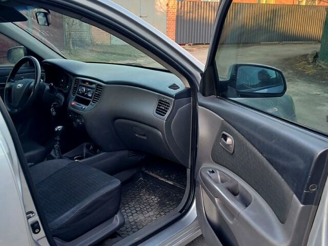 Серый Киа Рио, объемом двигателя 1.4 л и пробегом 200 тыс. км за 4000 $, фото 12 на Automoto.ua