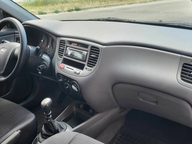 Серый Киа Рио, объемом двигателя 1.4 л и пробегом 224 тыс. км за 3487 $, фото 2 на Automoto.ua