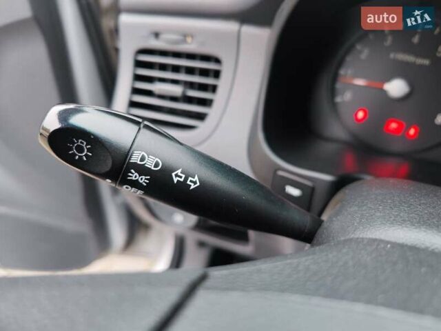 Серый Киа Рио, объемом двигателя 1.4 л и пробегом 94 тыс. км за 4900 $, фото 28 на Automoto.ua