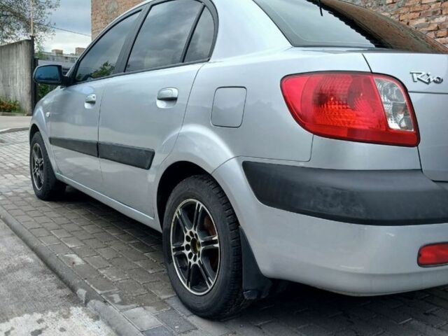 Серый Киа Рио, объемом двигателя 1.4 л и пробегом 240 тыс. км за 3950 $, фото 4 на Automoto.ua
