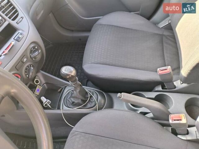 Серый Киа Рио, объемом двигателя 1.4 л и пробегом 236 тыс. км за 3300 $, фото 15 на Automoto.ua