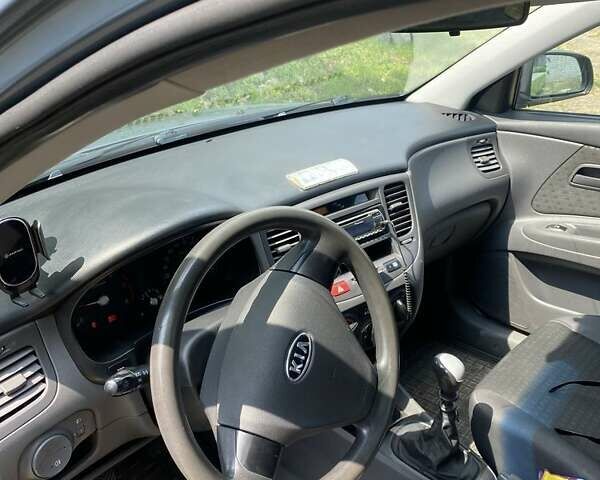 Сірий Кіа Ріо, об'ємом двигуна 1.5 л та пробігом 137 тис. км за 4500 $, фото 3 на Automoto.ua