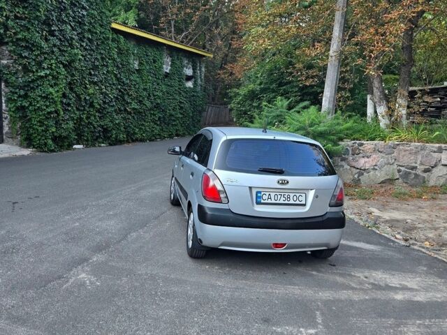 Сірий Кіа Ріо, об'ємом двигуна 1.6 л та пробігом 194 тис. км за 3800 $, фото 1 на Automoto.ua