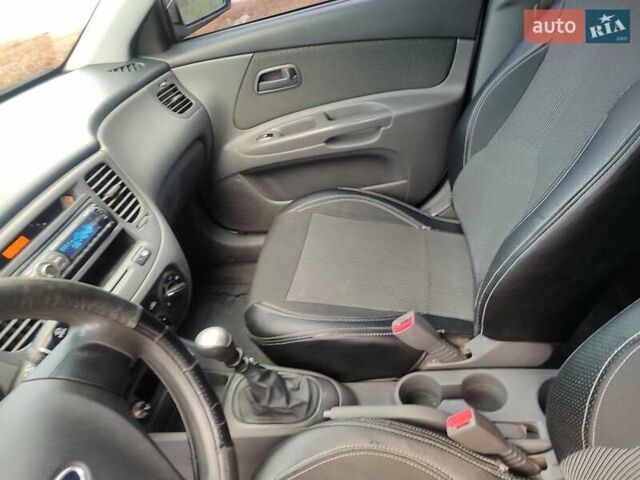 Серый Киа Рио, объемом двигателя 1.4 л и пробегом 176 тыс. км за 4600 $, фото 21 на Automoto.ua