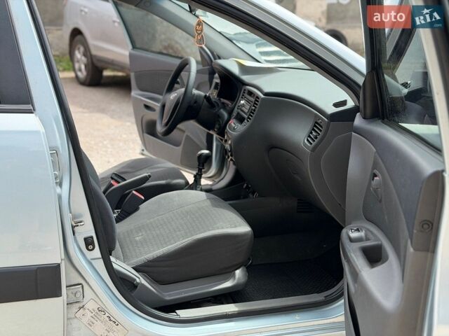 Сірий Кіа Ріо, об'ємом двигуна 1.4 л та пробігом 364 тис. км за 3299 $, фото 14 на Automoto.ua