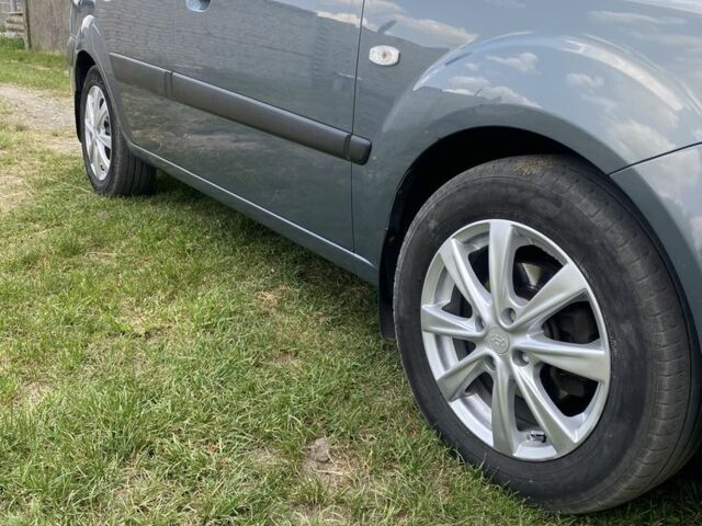 Серый Киа Рио, объемом двигателя 1.5 л и пробегом 137 тыс. км за 4500 $, фото 2 на Automoto.ua