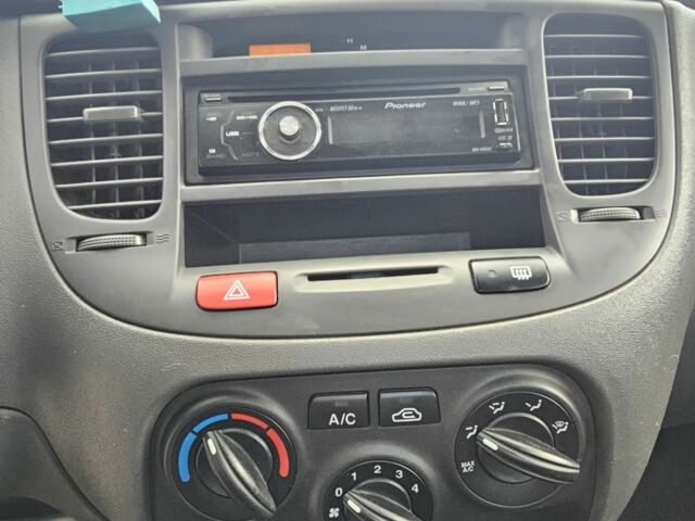 Серый Киа Рио, объемом двигателя 1.3 л и пробегом 160 тыс. км за 4300 $, фото 15 на Automoto.ua