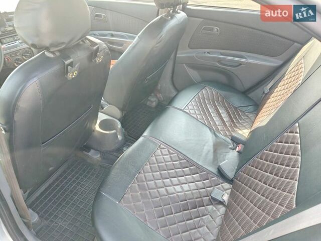 Серый Киа Рио, объемом двигателя 1.4 л и пробегом 297 тыс. км за 4500 $, фото 4 на Automoto.ua