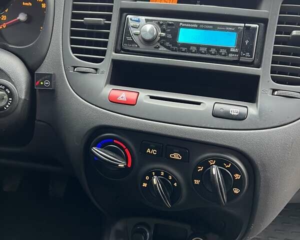 Сірий Кіа Ріо, об'ємом двигуна 1.4 л та пробігом 241 тис. км за 4300 $, фото 11 на Automoto.ua