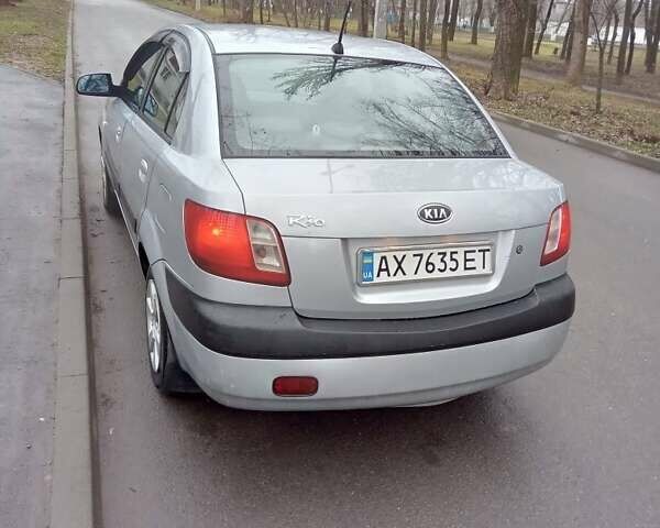 Серый Киа Рио, объемом двигателя 1.4 л и пробегом 247 тыс. км за 3700 $, фото 1 на Automoto.ua