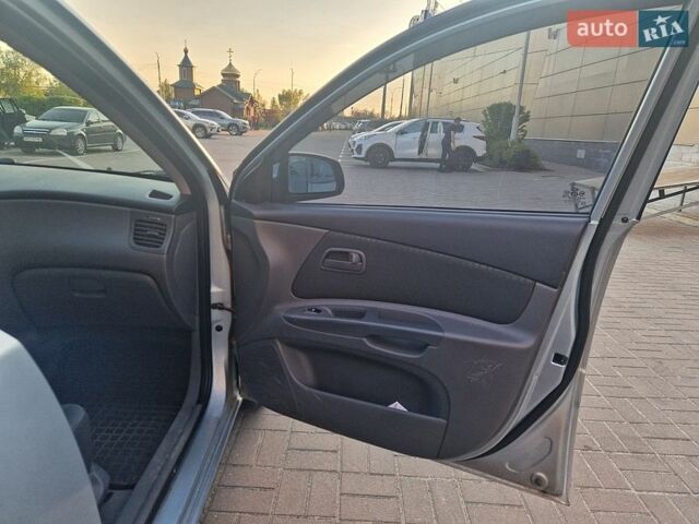 Серый Киа Рио, объемом двигателя 1.4 л и пробегом 170 тыс. км за 4000 $, фото 5 на Automoto.ua