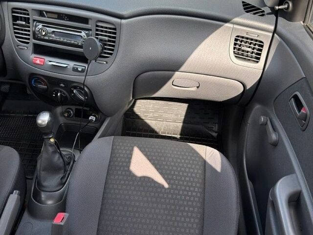 Сірий Кіа Ріо, об'ємом двигуна 1.4 л та пробігом 171 тис. км за 4000 $, фото 8 на Automoto.ua
