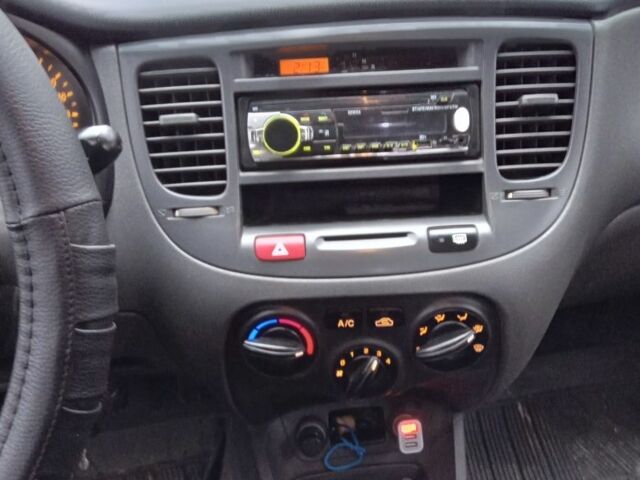 Серый Киа Рио, объемом двигателя 1.4 л и пробегом 247 тыс. км за 3700 $, фото 5 на Automoto.ua