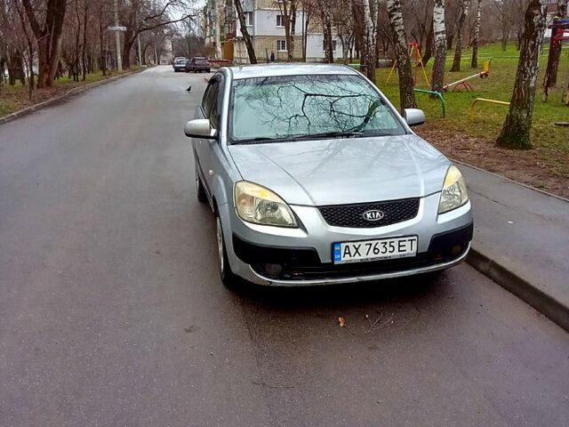 Серый Киа Рио, объемом двигателя 1.4 л и пробегом 247 тыс. км за 3700 $, фото 4 на Automoto.ua