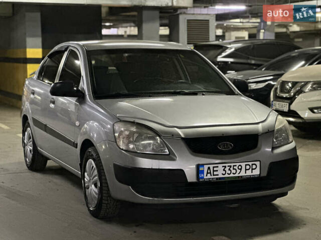 Серый Киа Рио, объемом двигателя 1.4 л и пробегом 220 тыс. км за 3400 $, фото 2 на Automoto.ua