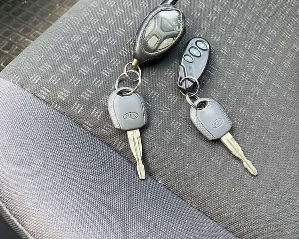 Сірий Кіа Ріо, об'ємом двигуна 1.5 л та пробігом 137 тис. км за 4500 $, фото 7 на Automoto.ua