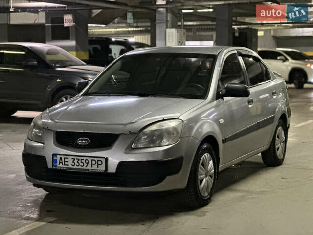 Серый Киа Рио, объемом двигателя 1.4 л и пробегом 220 тыс. км за 3400 $, фото 4 на Automoto.ua