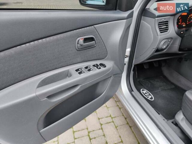 Серый Киа Рио, объемом двигателя 1.4 л и пробегом 94 тыс. км за 4900 $, фото 23 на Automoto.ua