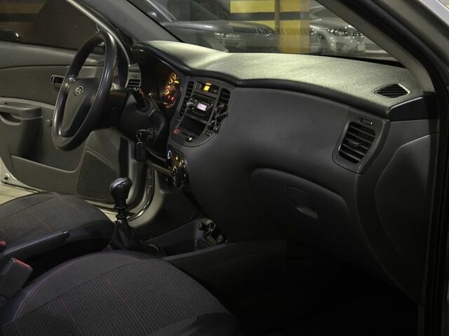 Серый Киа Рио, объемом двигателя 1.4 л и пробегом 220 тыс. км за 3700 $, фото 10 на Automoto.ua