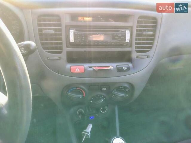 Серый Киа Рио, объемом двигателя 1.4 л и пробегом 236 тыс. км за 3300 $, фото 14 на Automoto.ua