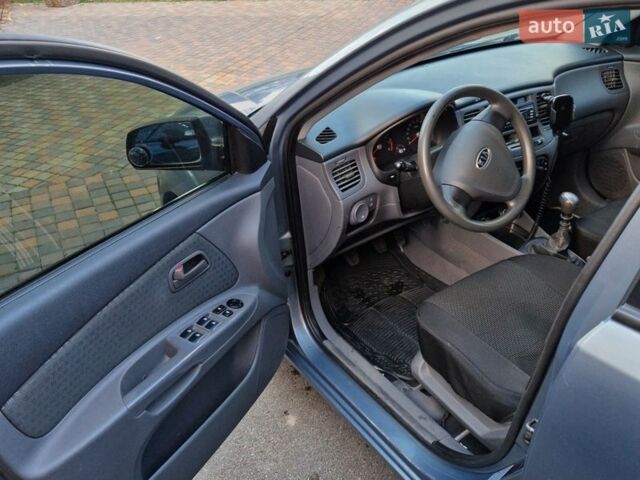 Серый Киа Рио, объемом двигателя 1.3 л и пробегом 156 тыс. км за 4200 $, фото 6 на Automoto.ua