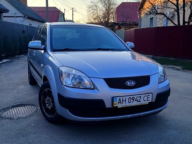 Серый Киа Рио, объемом двигателя 1.4 л и пробегом 200 тыс. км за 4000 $, фото 8 на Automoto.ua