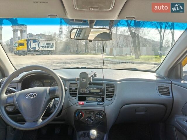Серый Киа Рио, объемом двигателя 1.4 л и пробегом 297 тыс. км за 4500 $, фото 3 на Automoto.ua