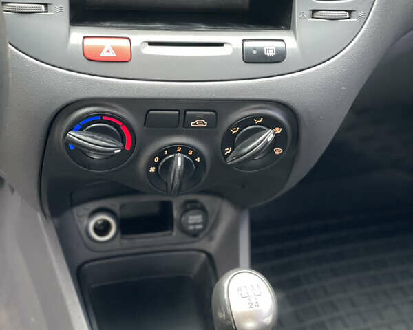 Сірий Кіа Ріо, об'ємом двигуна 1.4 л та пробігом 272 тис. км за 3900 $, фото 12 на Automoto.ua