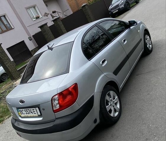 Сірий Кіа Ріо, об'ємом двигуна 1.4 л та пробігом 307 тис. км за 3446 $, фото 3 на Automoto.ua