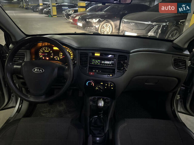 Серый Киа Рио, объемом двигателя 1.4 л и пробегом 220 тыс. км за 3400 $, фото 24 на Automoto.ua