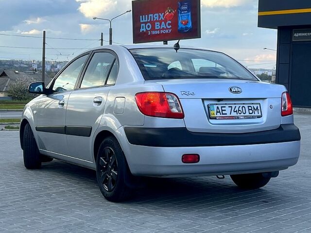 Серый Киа Рио, объемом двигателя 1.4 л и пробегом 186 тыс. км за 4400 $, фото 4 на Automoto.ua