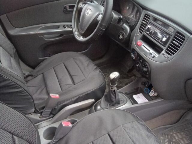 Серый Киа Рио, объемом двигателя 1.4 л и пробегом 247 тыс. км за 3700 $, фото 7 на Automoto.ua