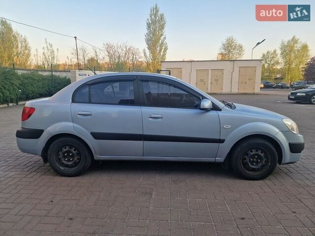 Серый Киа Рио, объемом двигателя 1.4 л и пробегом 170 тыс. км за 4000 $, фото 2 на Automoto.ua