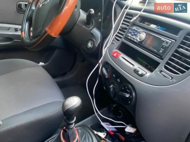 Сірий Кіа Ріо, об'ємом двигуна 1.4 л та пробігом 170 тис. км за 7000 $, фото 14 на Automoto.ua
