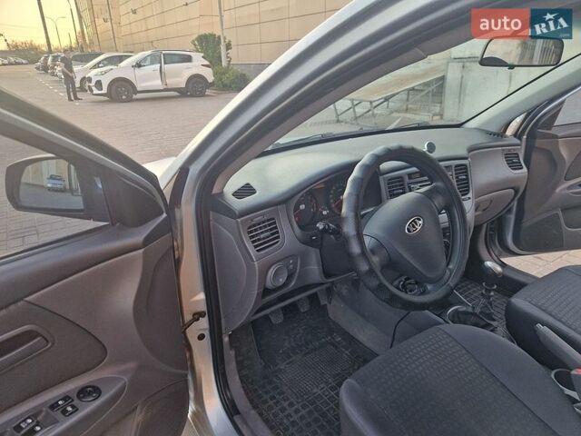 Серый Киа Рио, объемом двигателя 1.4 л и пробегом 170 тыс. км за 4000 $, фото 13 на Automoto.ua