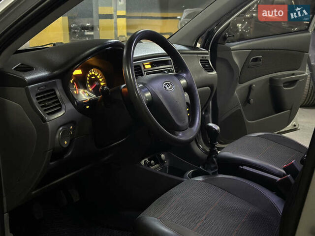 Сірий Кіа Ріо, об'ємом двигуна 1.4 л та пробігом 220 тис. км за 3700 $, фото 10 на Automoto.ua