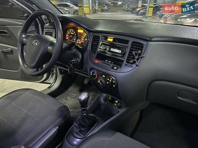 Серый Киа Рио, объемом двигателя 1.4 л и пробегом 220 тыс. км за 3400 $, фото 20 на Automoto.ua