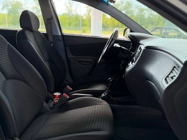 Серый Киа Рио, объемом двигателя 1.4 л и пробегом 243 тыс. км за 4200 $, фото 10 на Automoto.ua