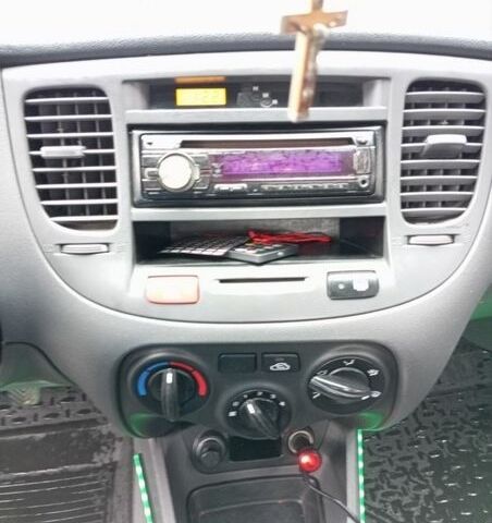 Сірий Кіа Ріо, об'ємом двигуна 1.4 л та пробігом 310 тис. км за 3800 $, фото 7 на Automoto.ua