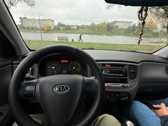 Серый Киа Рио, объемом двигателя 1.49 л и пробегом 189 тыс. км за 5300 $, фото 4 на Automoto.ua