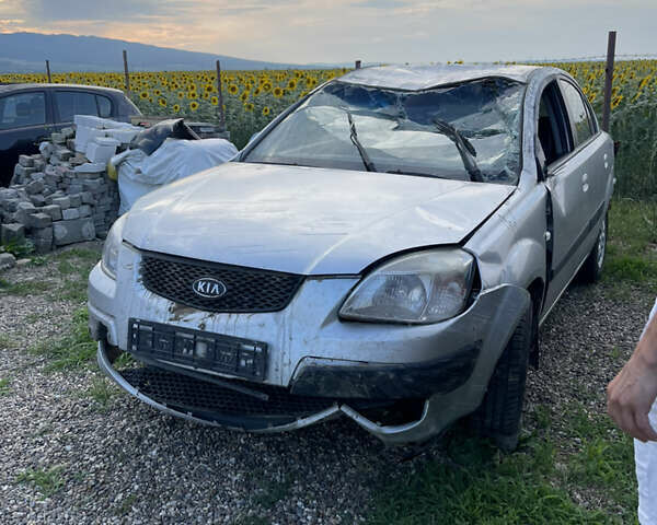 Серый Киа Рио, объемом двигателя 1.4 л и пробегом 229 тыс. км за 1771 $, фото 1 на Automoto.ua