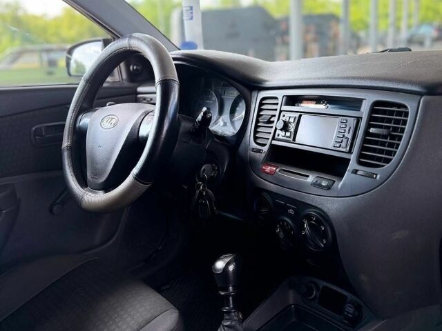 Серый Киа Рио, объемом двигателя 1.4 л и пробегом 243 тыс. км за 4200 $, фото 11 на Automoto.ua
