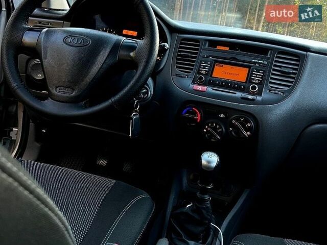 Серый Киа Рио, объемом двигателя 1.4 л и пробегом 219 тыс. км за 2800 $, фото 4 на Automoto.ua