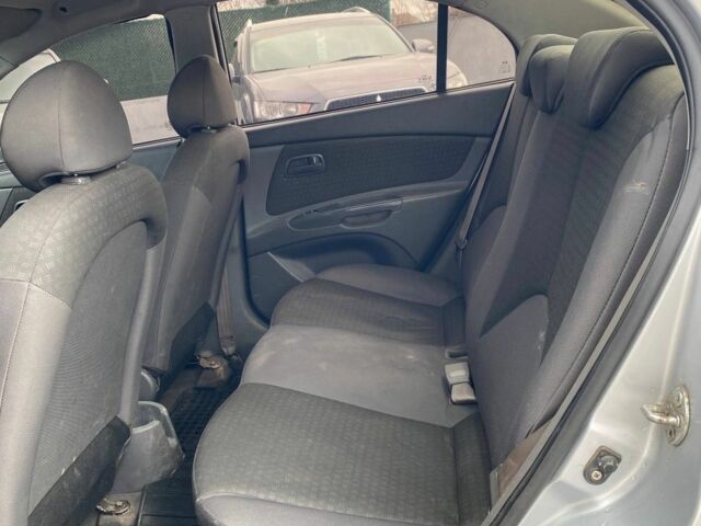 Сірий Кіа Ріо, об'ємом двигуна 1.4 л та пробігом 390 тис. км за 2999 $, фото 3 на Automoto.ua