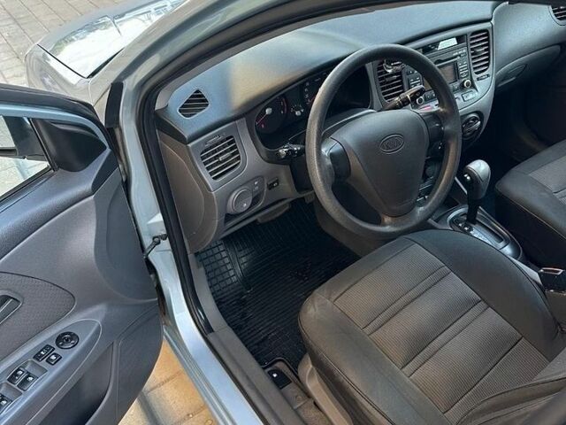 Серый Киа Рио, объемом двигателя 1.4 л и пробегом 135 тыс. км за 5900 $, фото 5 на Automoto.ua