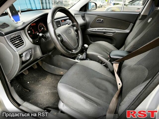Серый Киа Рио, объемом двигателя 1.4 л и пробегом 220 тыс. км за 4500 $, фото 7 на Automoto.ua