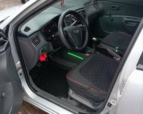 Сірий Кіа Ріо, об'ємом двигуна 1.4 л та пробігом 300 тис. км за 4000 $, фото 10 на Automoto.ua