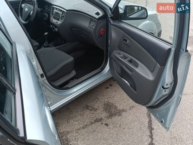 Серый Киа Рио, объемом двигателя 1.4 л и пробегом 240 тыс. км за 4300 $, фото 4 на Automoto.ua