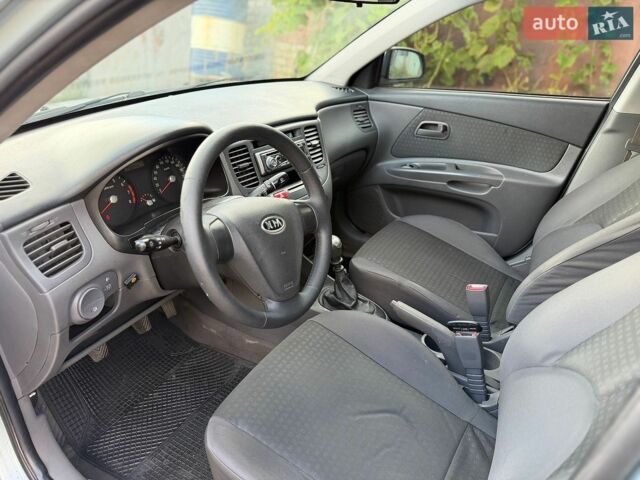 Серый Киа Рио, объемом двигателя 1.4 л и пробегом 240 тыс. км за 3250 $, фото 9 на Automoto.ua