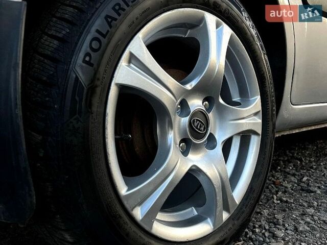 Серый Киа Рио, объемом двигателя 1.4 л и пробегом 219 тыс. км за 2800 $, фото 9 на Automoto.ua